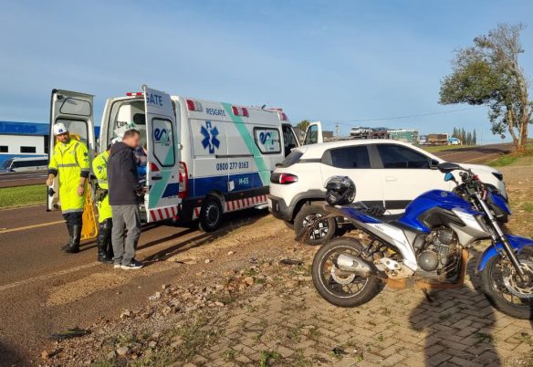 Acidente entre Kwid e moto deixa motociclista ferido na marginal da BR-277
