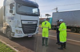 Acidente entre caminhão e Monza deixa trânsito lento no Trevo da Portal, em Cascavel