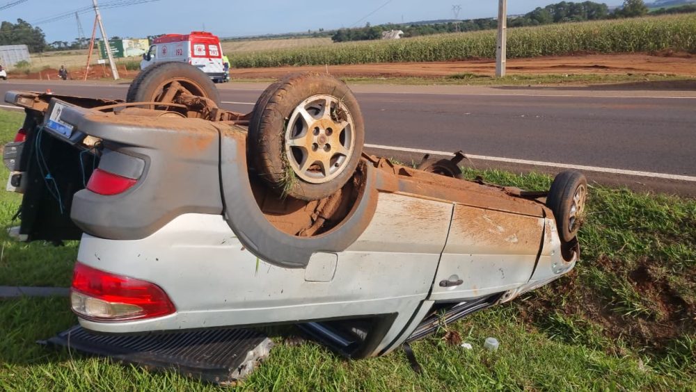 Fiat Strada capota na BR-277, em Cascavel